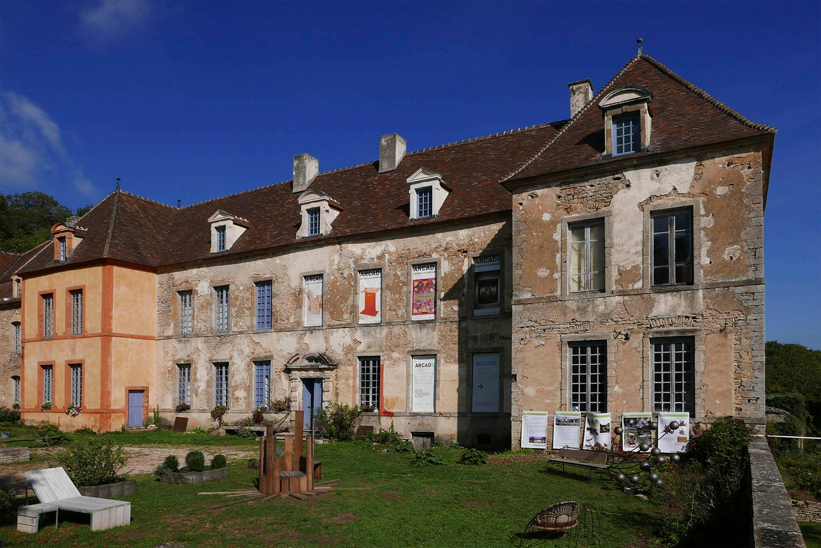 Arcade du Château de Sainte-Colombe en Auxois