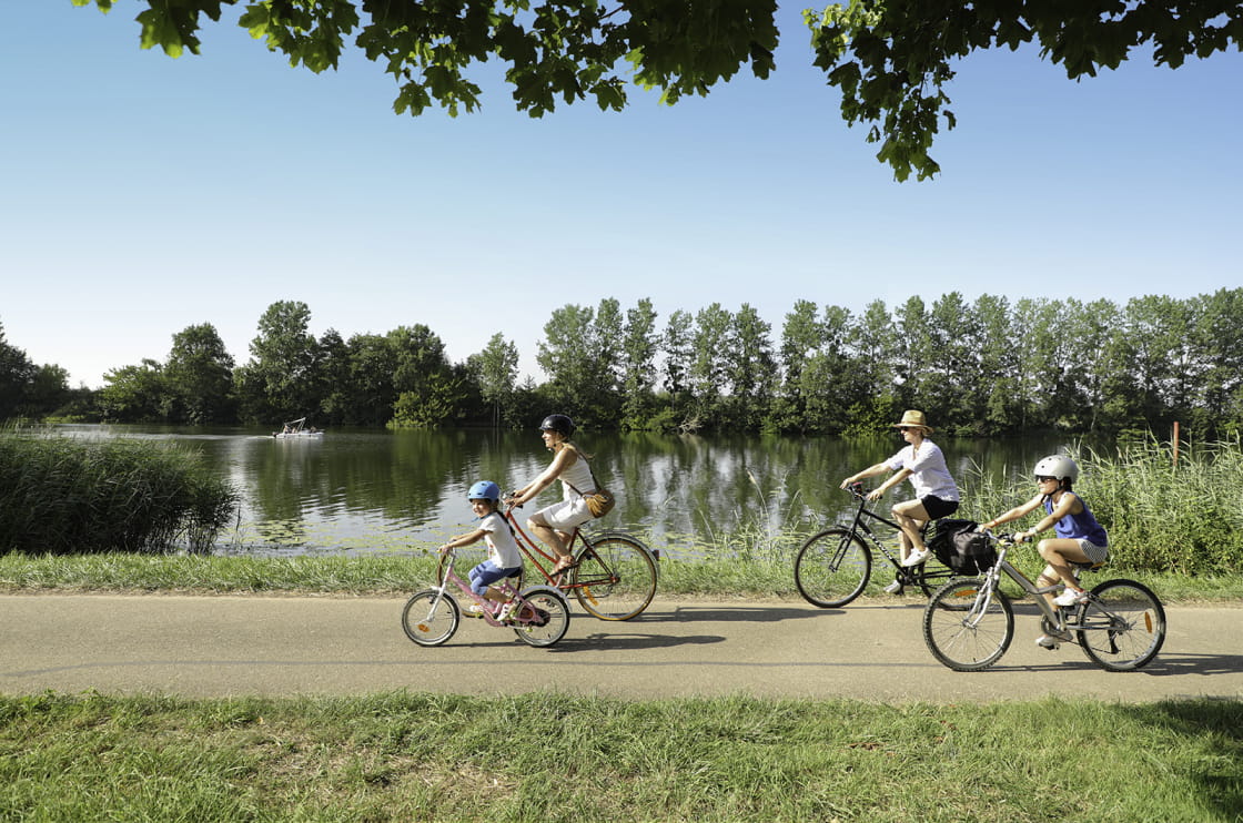 Cyclistes sur la Voie Bleue à Saint Jean de Losne