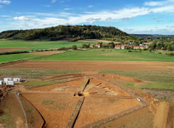 Vue aérienne du tumulus en cours de fouille Mont Lassois en arrière-plan