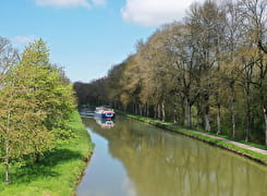 Péniche sur le canal de Bourgogne