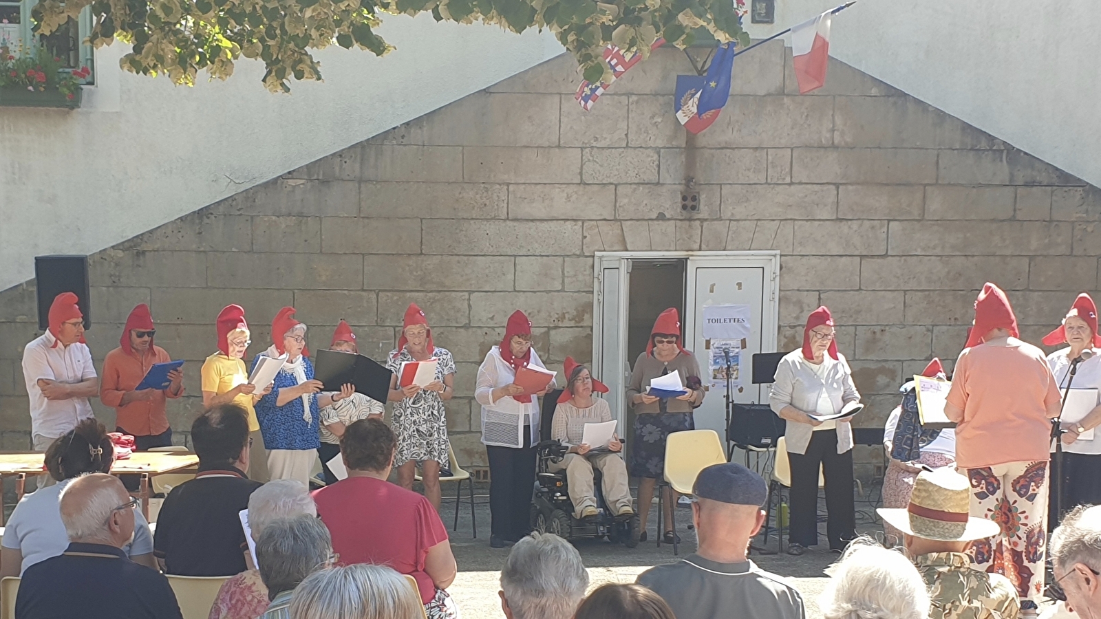Chansons Françaises
Place de la Mairie de Laignes avec la Chorale A Tempo 21 , solistes et piano