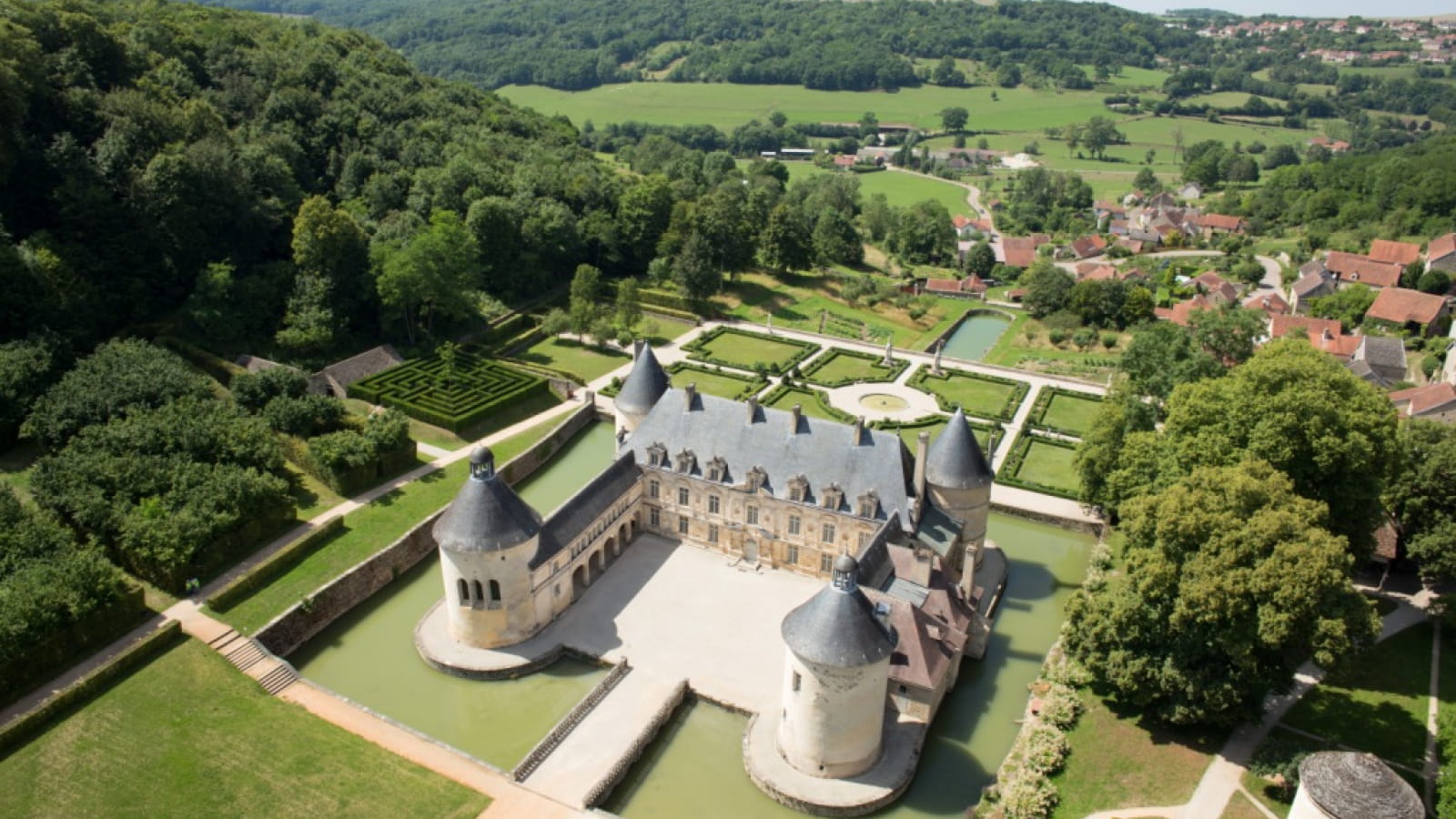 Château de Bussy-Rabutin, le grand commun