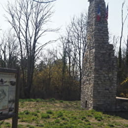 Mémorial et cheminée du camp américain - IS-SUR-TILLE