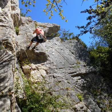 ESCALADE  moniteur - initiation en falaise  - découverte 