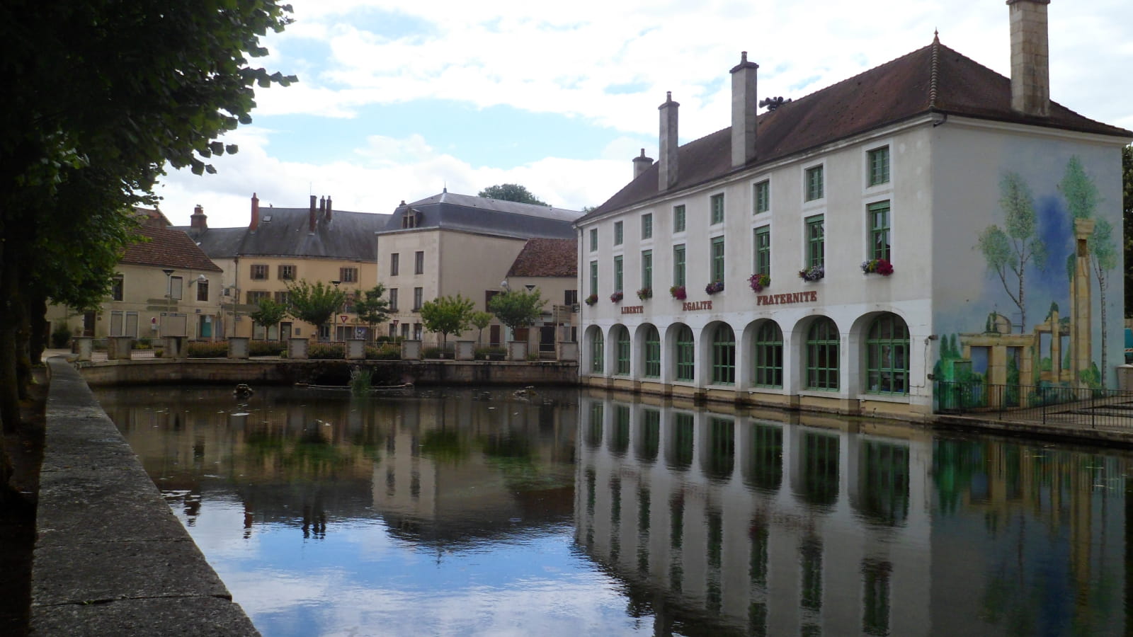 Ancien lavoir et  tribunal de Laignes