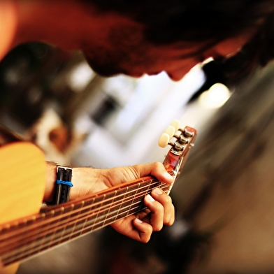 Cours de guitare et basse électrique, éveil musical, ateliers et stages Jazz et Musiques Actuelles