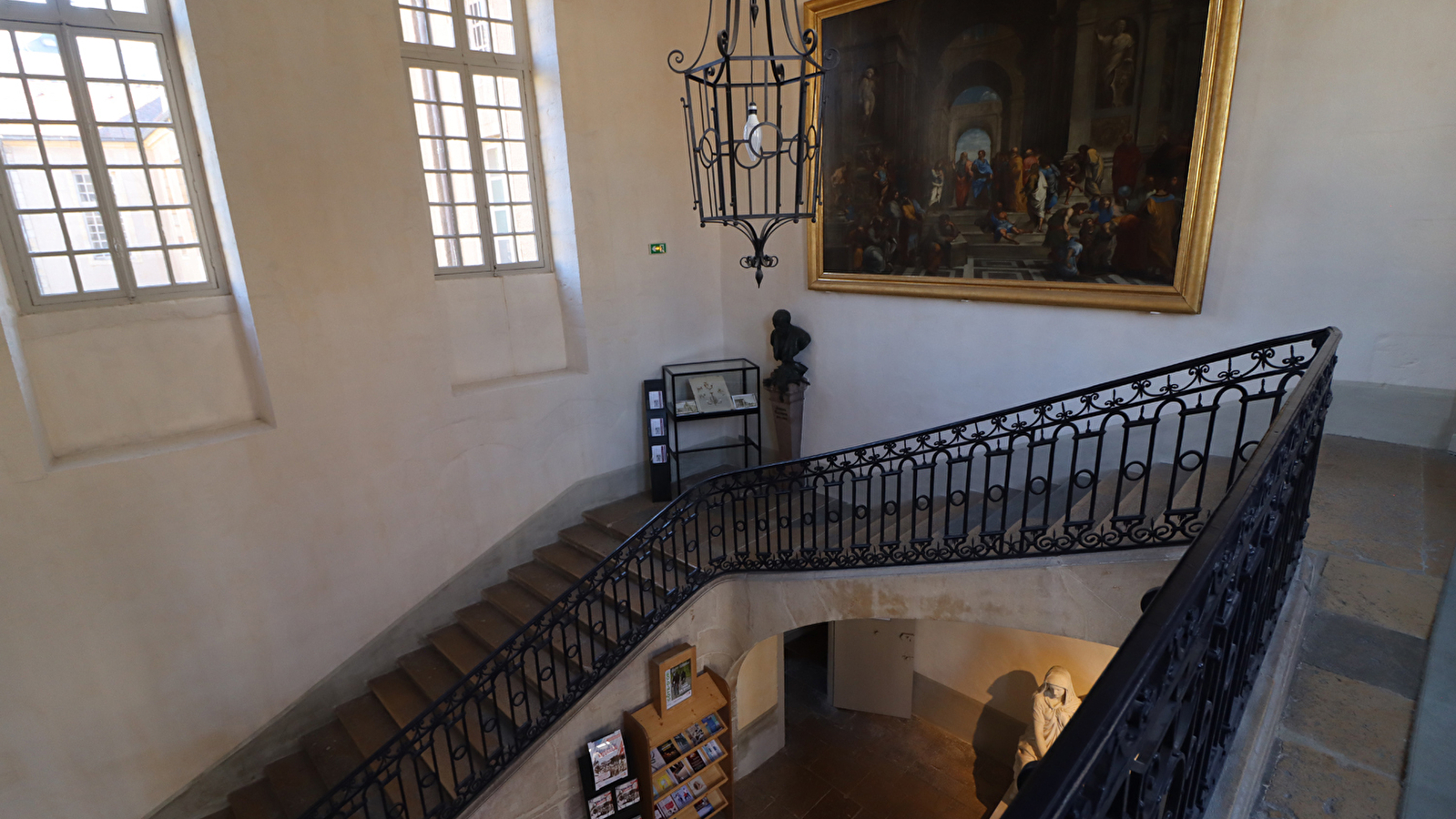 Statues et tableaux conservés aux Archives départementales