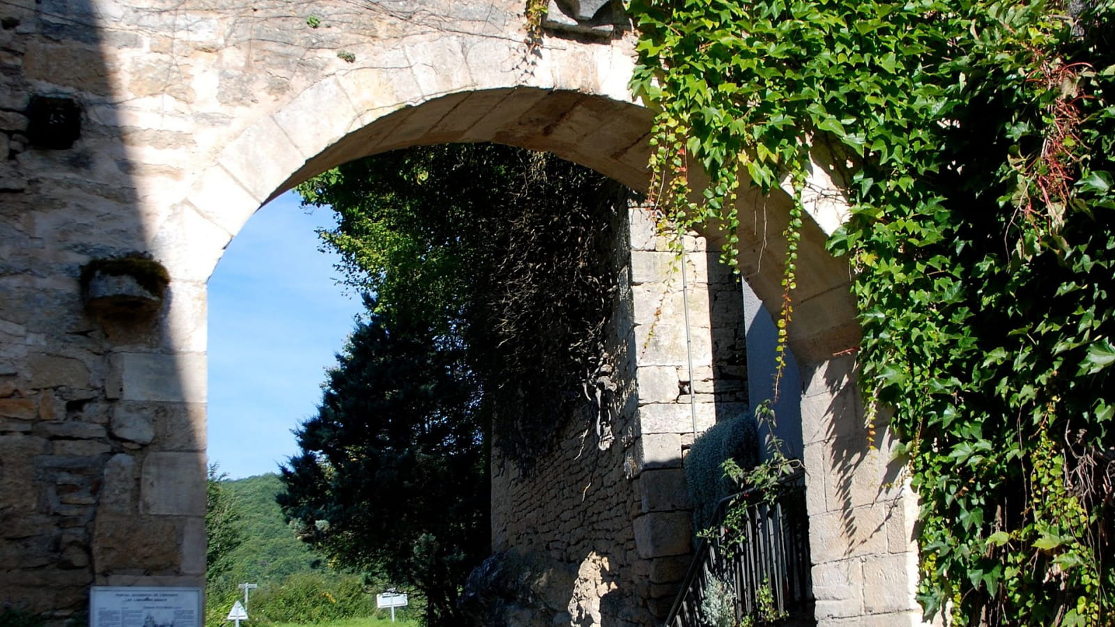 Porche de l'Abbaye de La Bussière-sur-Ouche