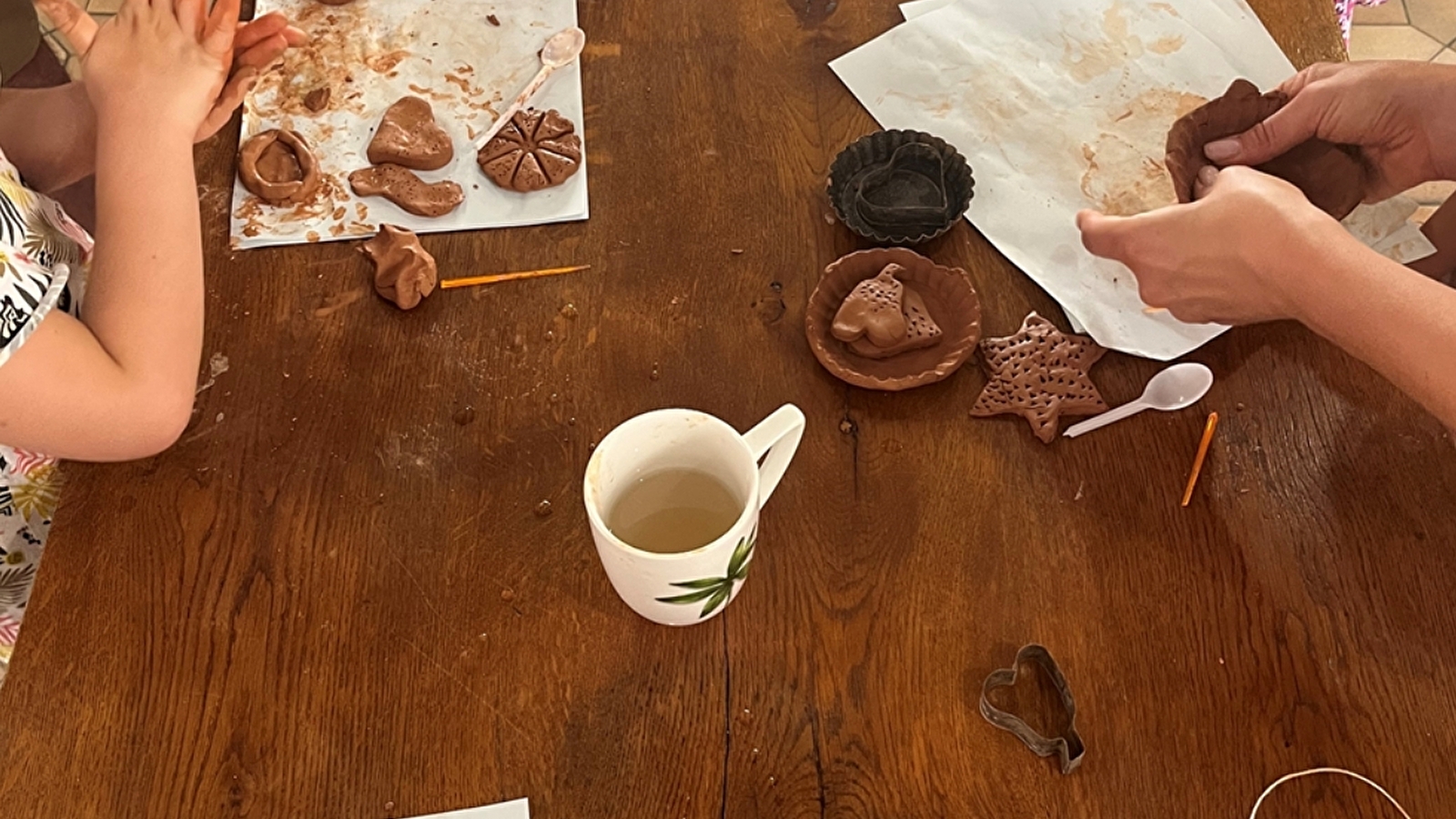 ATELIER LES MAINS DANS L’ARGILE