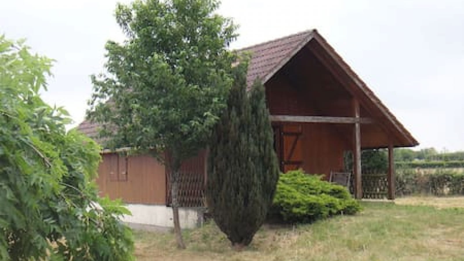 Petit chalet dans la prairie