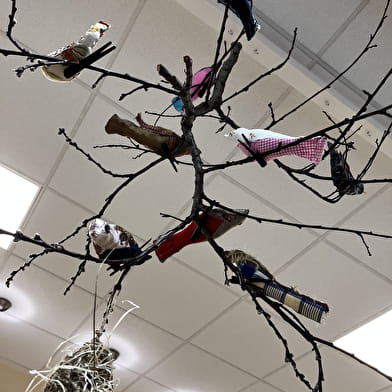 Les oiseaux de L'Aiguillée Studio dans la vitrine de l'office de tourisme