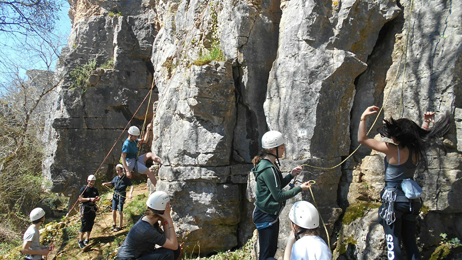 ESCALADE  moniteur - initiation en falaise  - découverte 