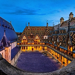 Hôtel-Dieu - Hospices de Beaune 
2026 - MOUVEMENT(S)
[Procès Imaginaire] Les pestiférés à l'Hôtel-Dieu - BEAUNE