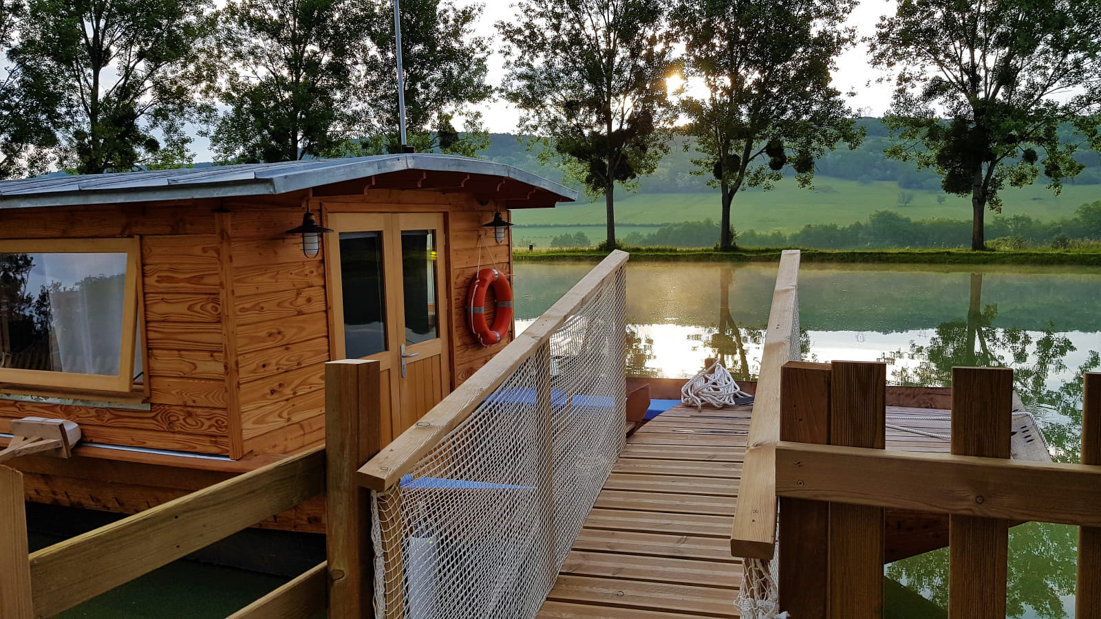 Les Lodges du Canal de Bourgogne - la Toue cabanée
