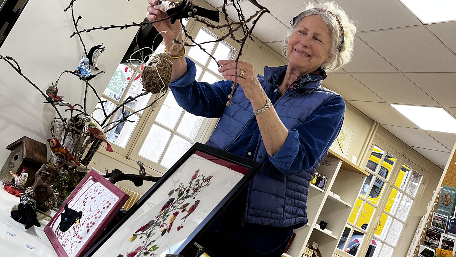 Les oiseaux de L'Aiguillée Studio dans la vitrine de l'office de tourisme