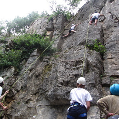 ESCALADE  moniteur - initiation en falaise  - découverte 