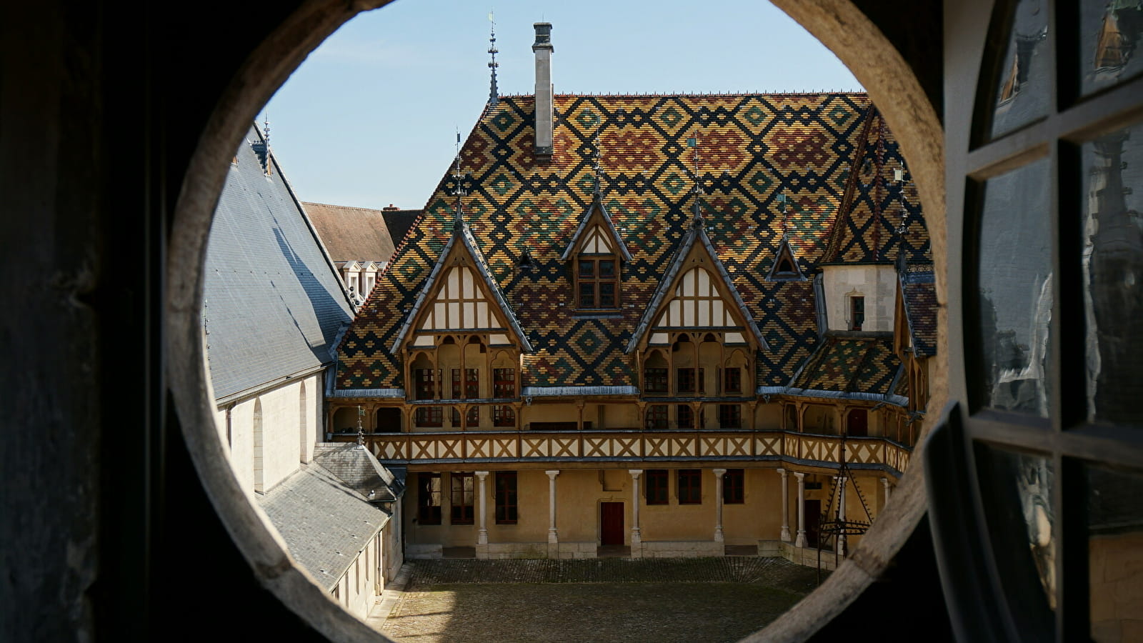 Hôtel-Dieu - Hospices de Beaune - Visite guidée découverte > Parcours Esprit des lieux 'Il était une fois l'Hôtel Dieu : Hospitalité 2023'