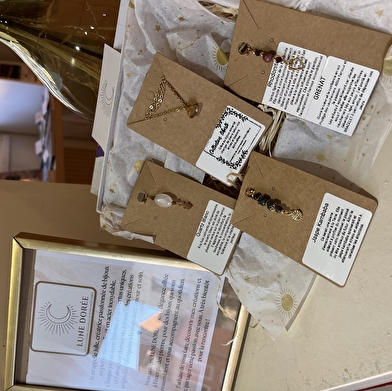 Lune dorée s'invite dans la vitrine de l'office de tourisme