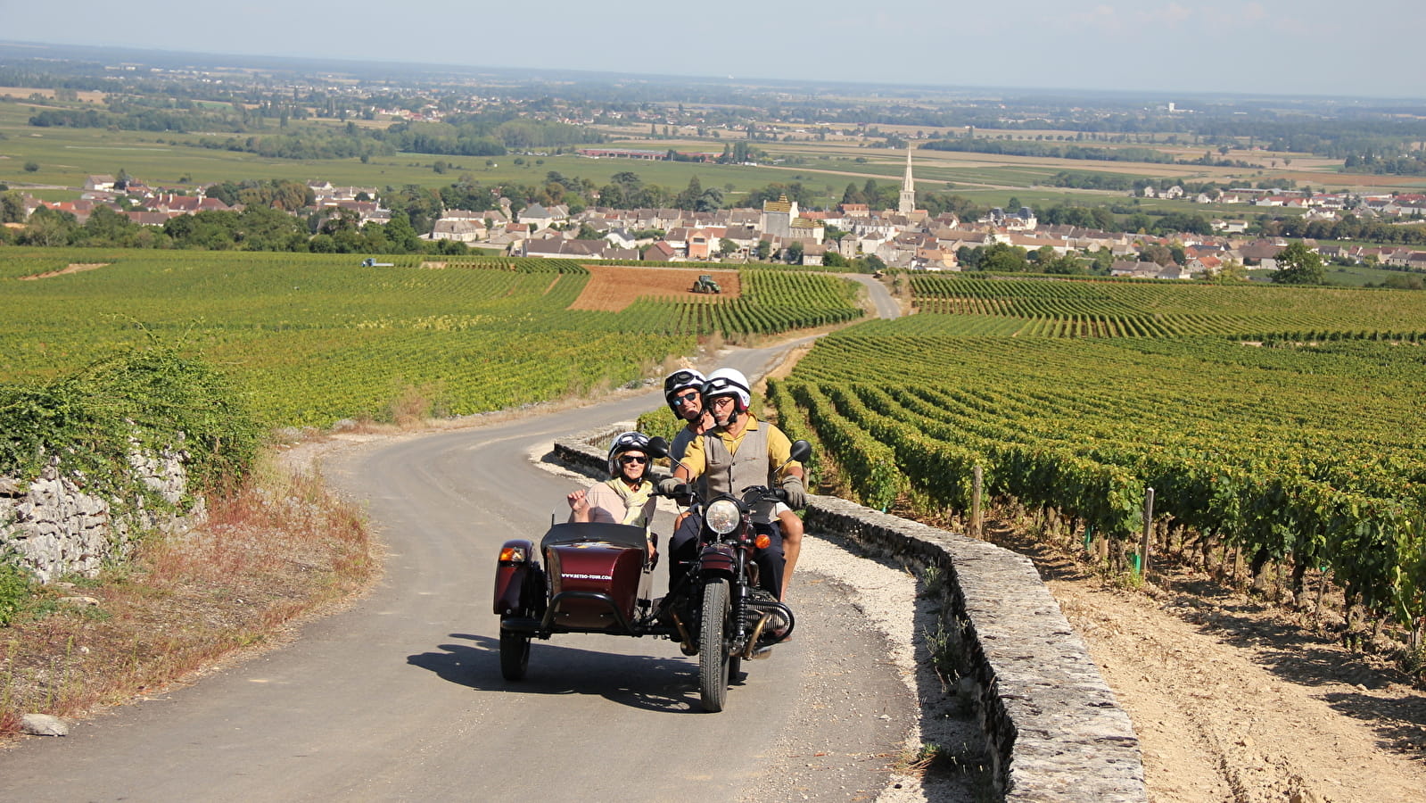 EXCURSIONS EN SIDE-CAR DANS LE VIGNOBLE - ESCAPADE DANS LES CLIMATS DE BOURGOGNE - 1H